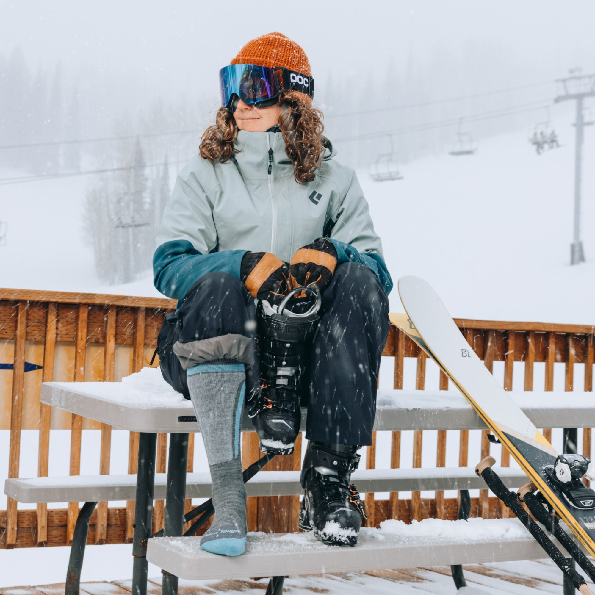 Darn Tough Socks Women's Edge Over-the-Calf Midweight Ski & Snowboard Socks - Image 3