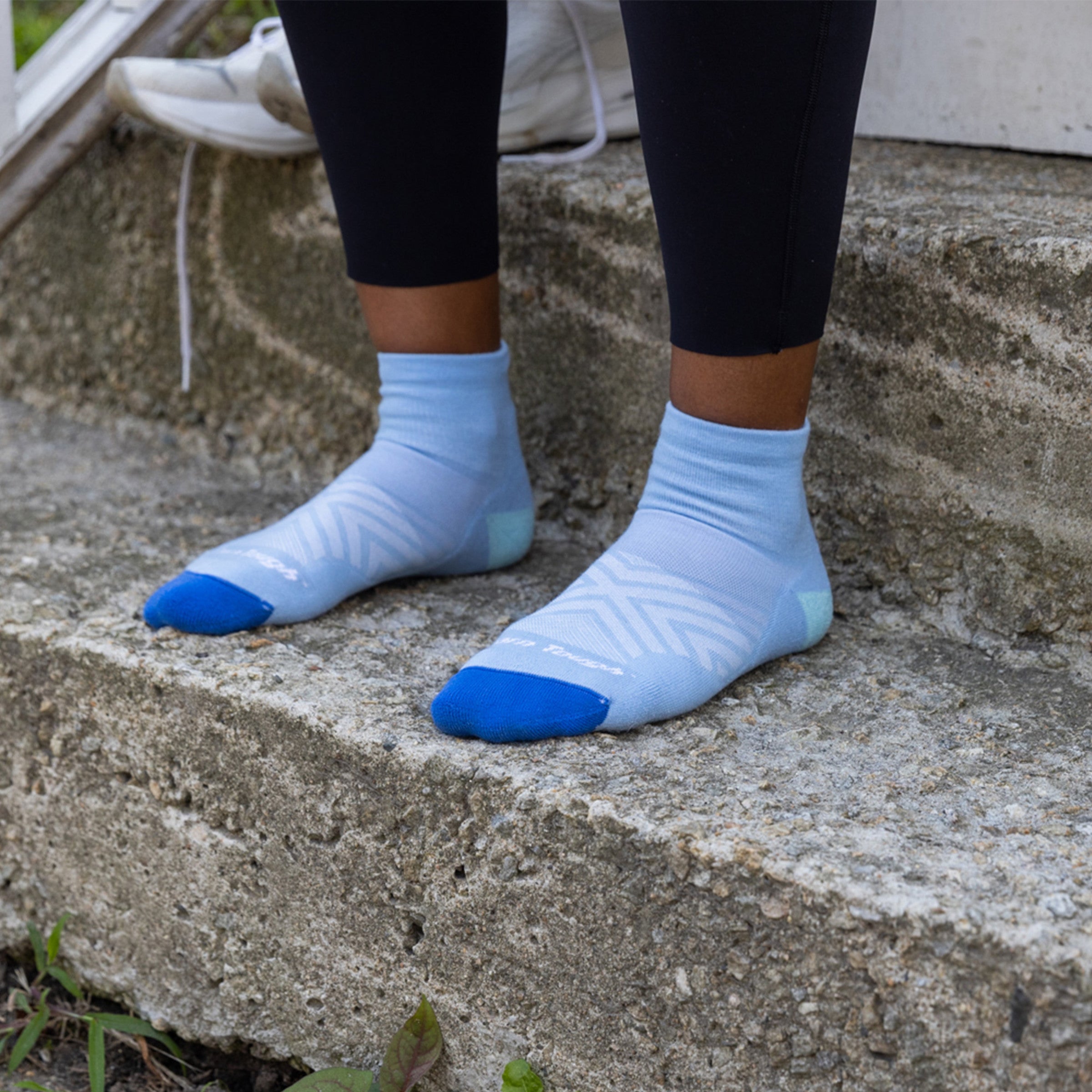 Darn Tough Socks Women's Run Quarter Cushioned Ultra-Lightweight Running Socks - Image 7
