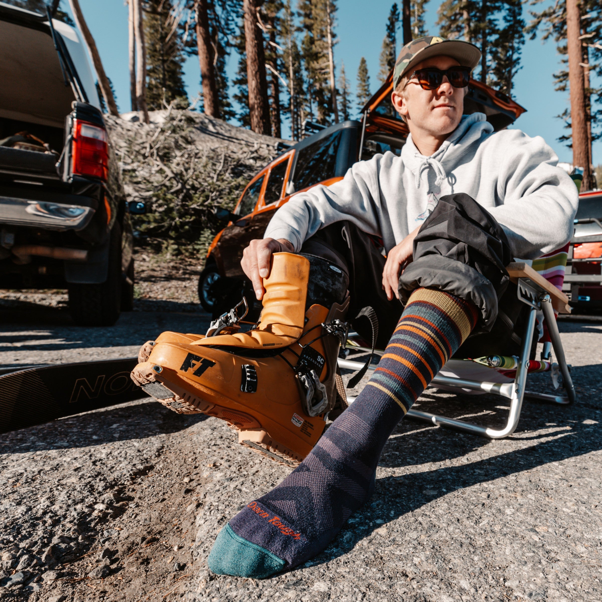 Darn Tough Socks Men's Snowpack Over-the-Calf Midweight Ski & Snowboard Socks - Image 7