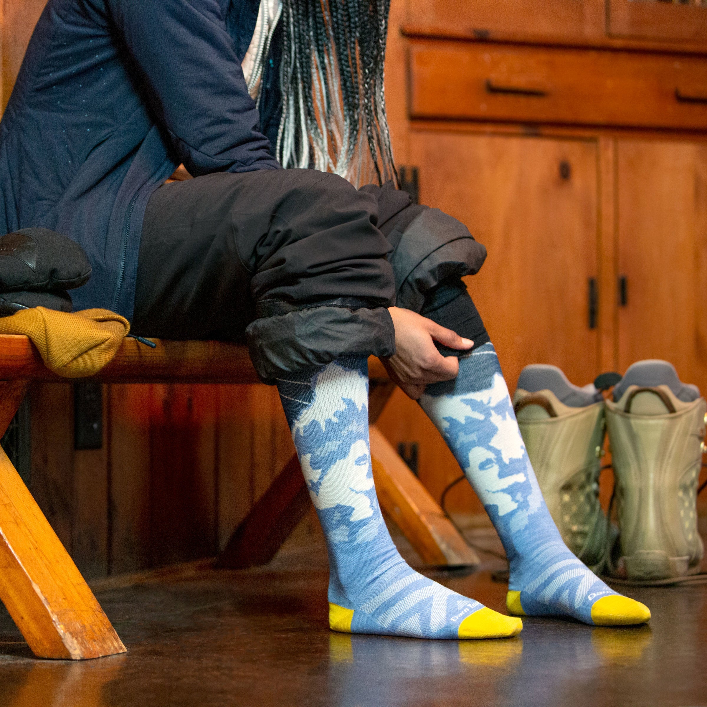 Darn Tough Socks Women's Yeti Over-the-Calf Lightweight Ski & Snowboard Socks - Image 4