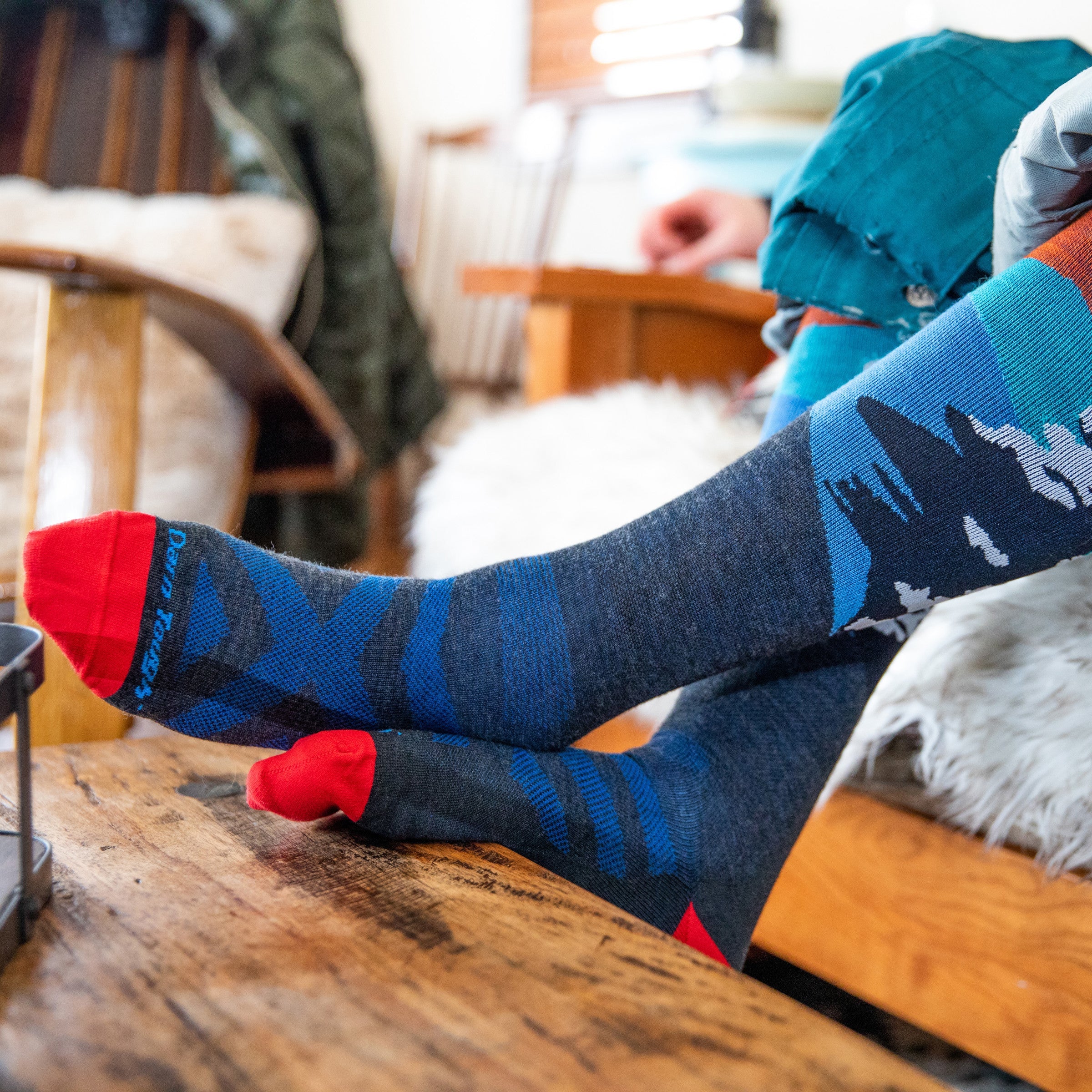 Darn Tough Socks Men's Solstice Over-the-Calf Lightweight Ski & Snowboard Socks - Image 4