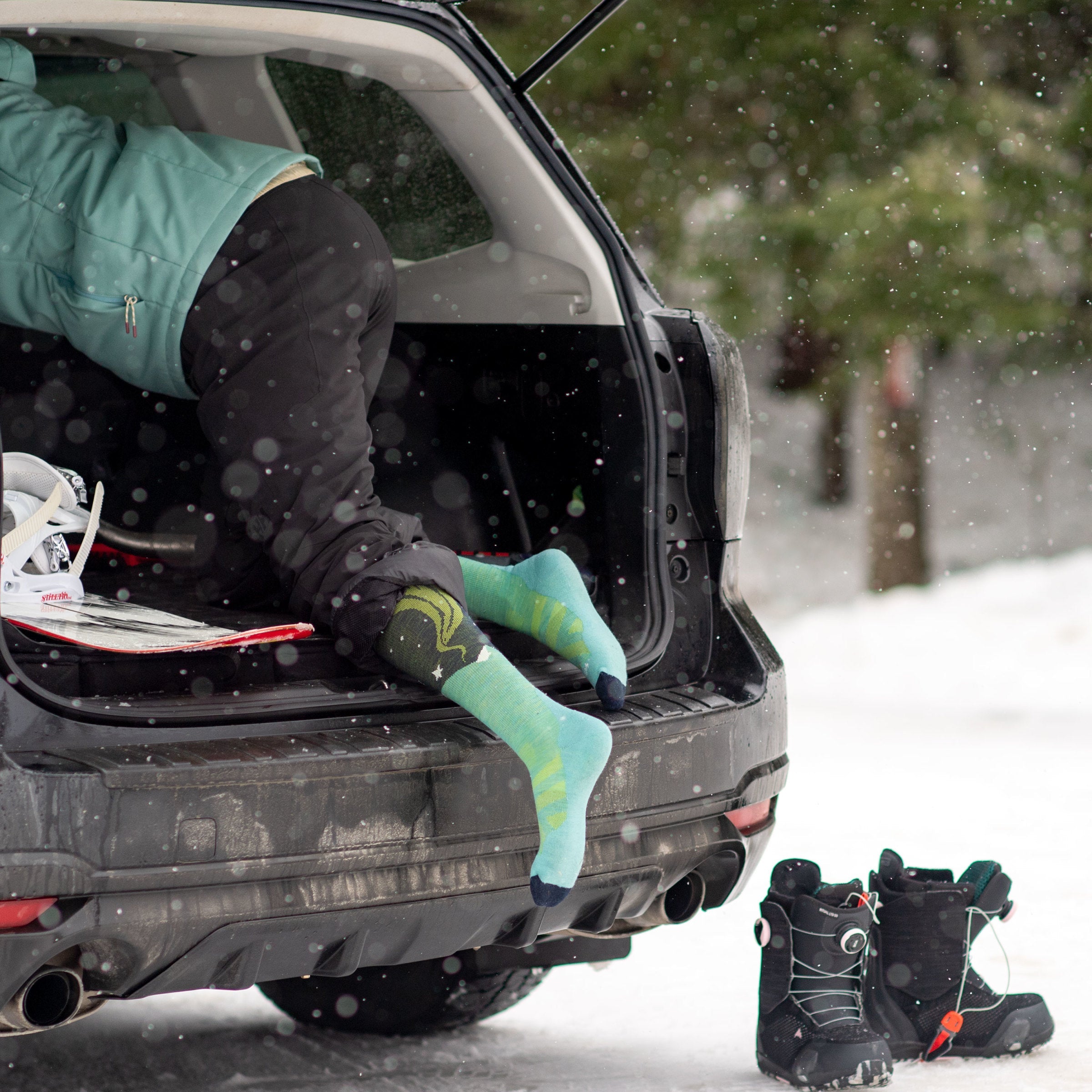 Darn Tough Socks Women's Aurora Over-the-Calf Lightweight Ski & Snowboard Socks - Image 5