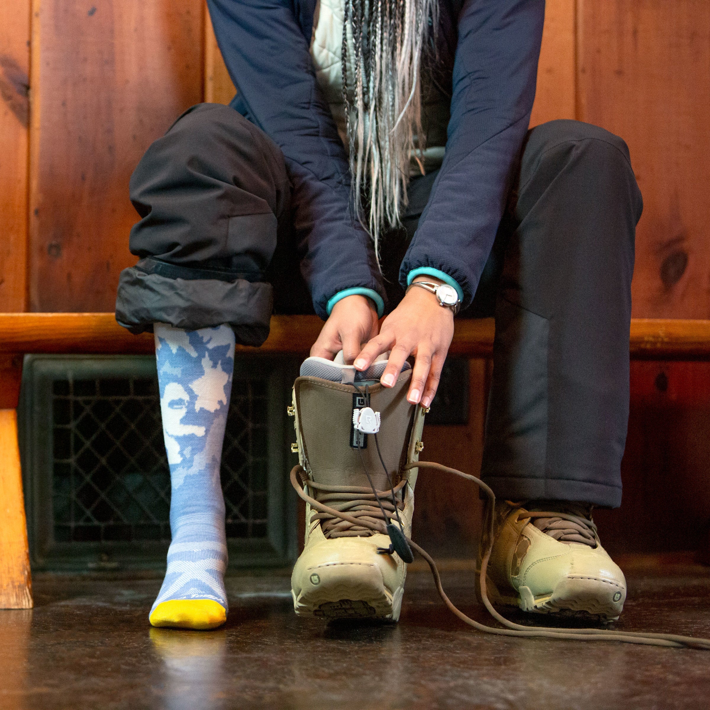 Darn Tough Socks Women's Yeti Over-the-Calf Lightweight Ski & Snowboard Socks - Image 5