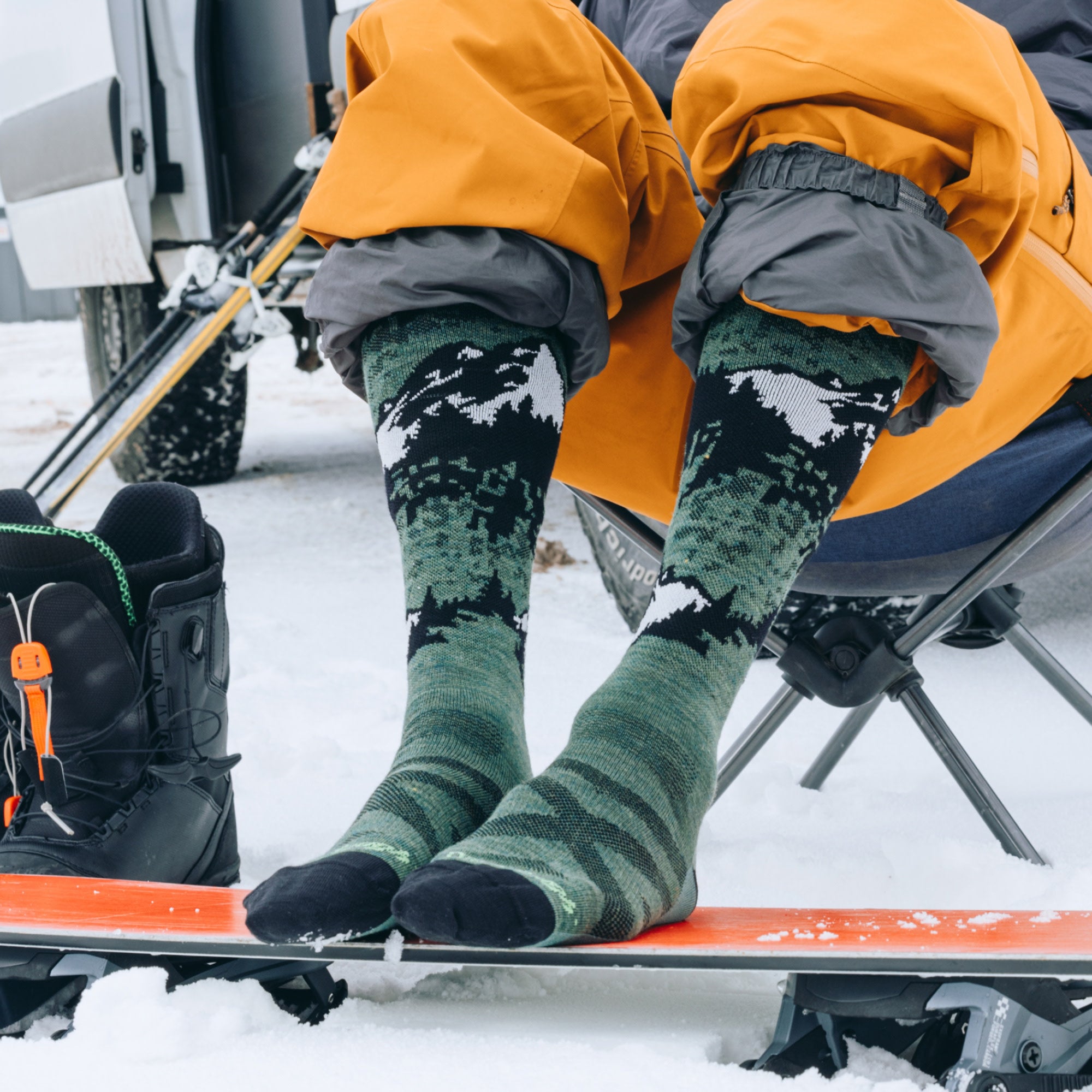 Darn Tough Socks Men's Cold Smoke Over-the-Calf Lightweight Ski & Snowboard Socks - Image 3