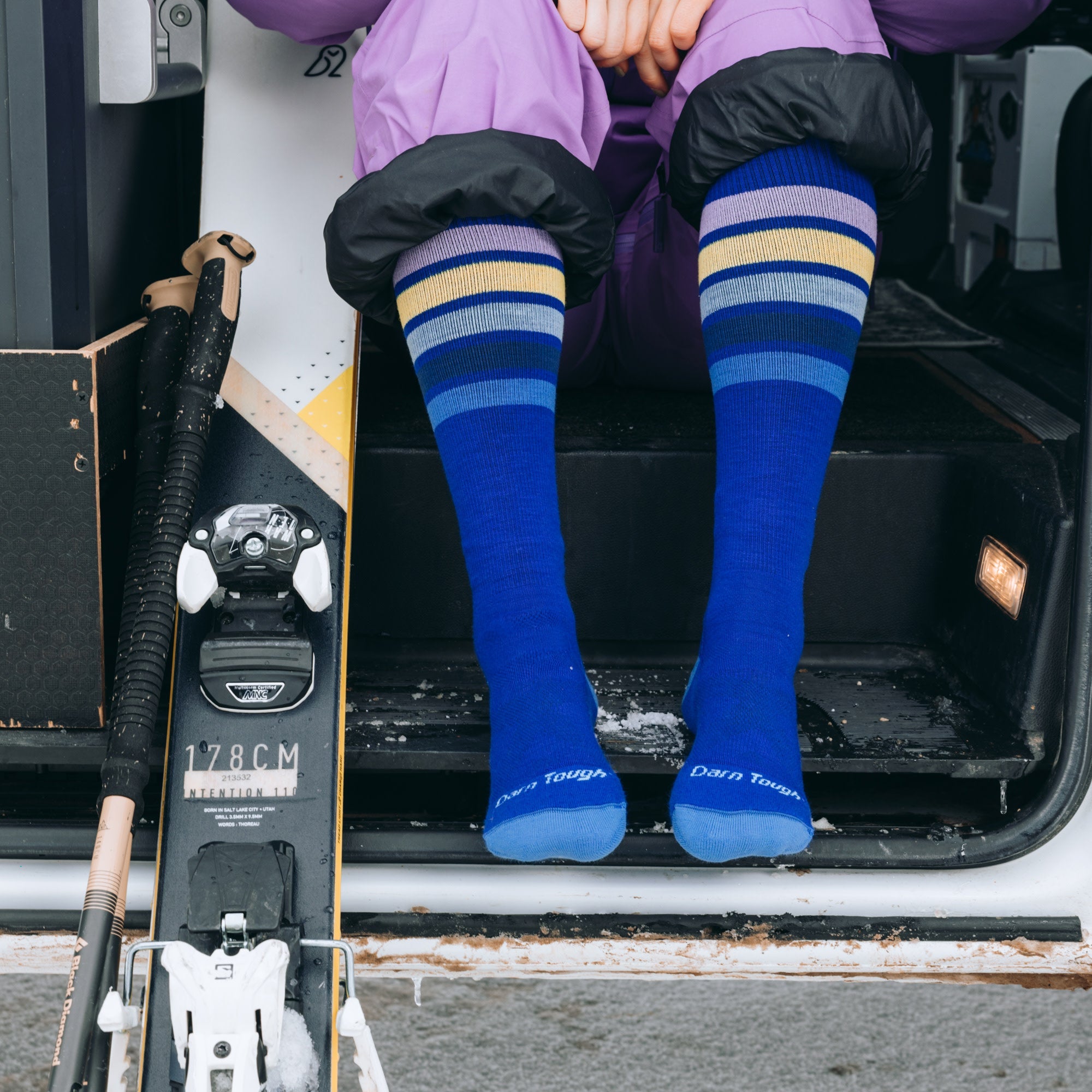 Darn Tough Socks Women's Snowburst Over-the-Calf Midweight Ski & Snowboard Socks - Image 7