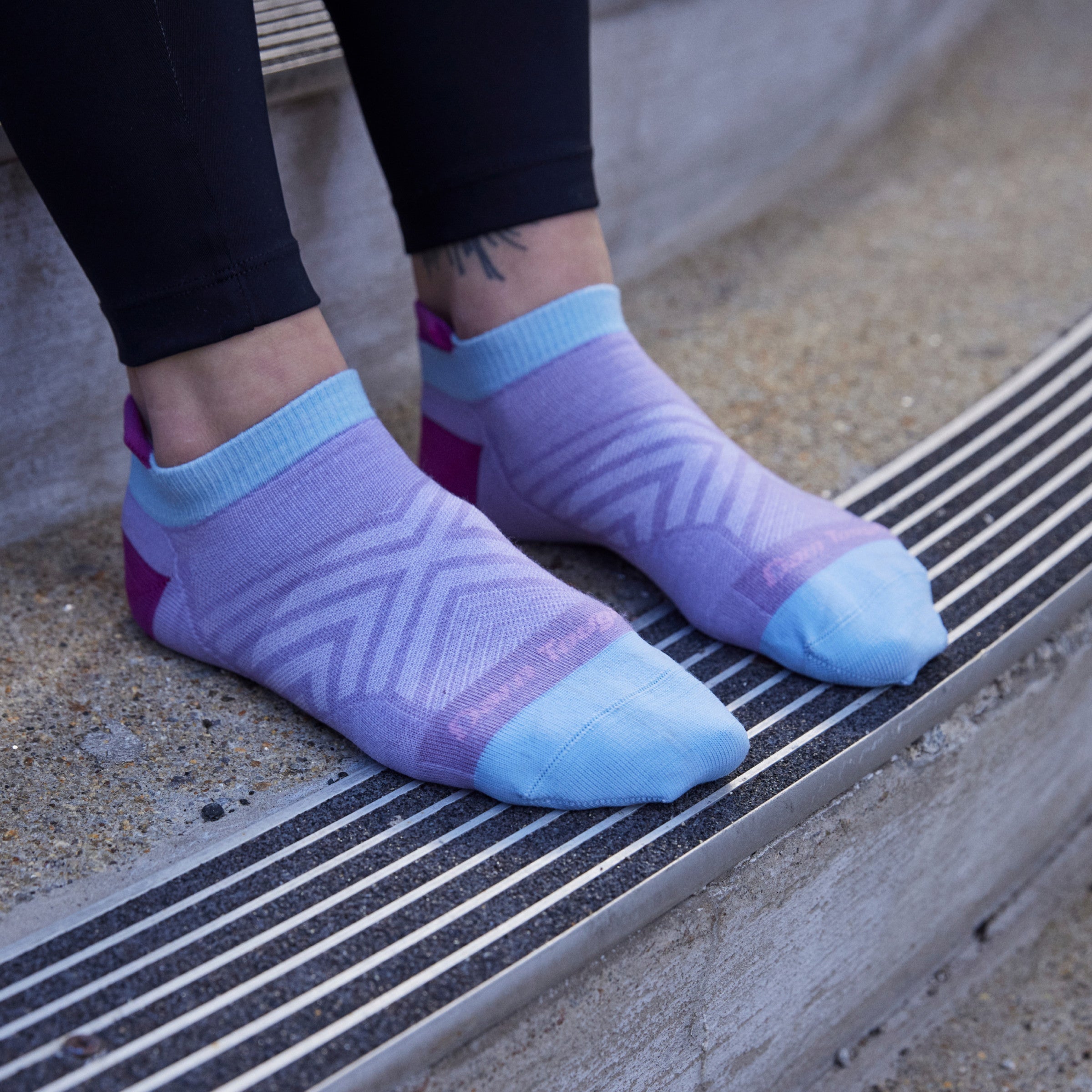 Darn Tough Socks Women's Run No Show Tab Ultra-Lightweight Running Socks - Image 2