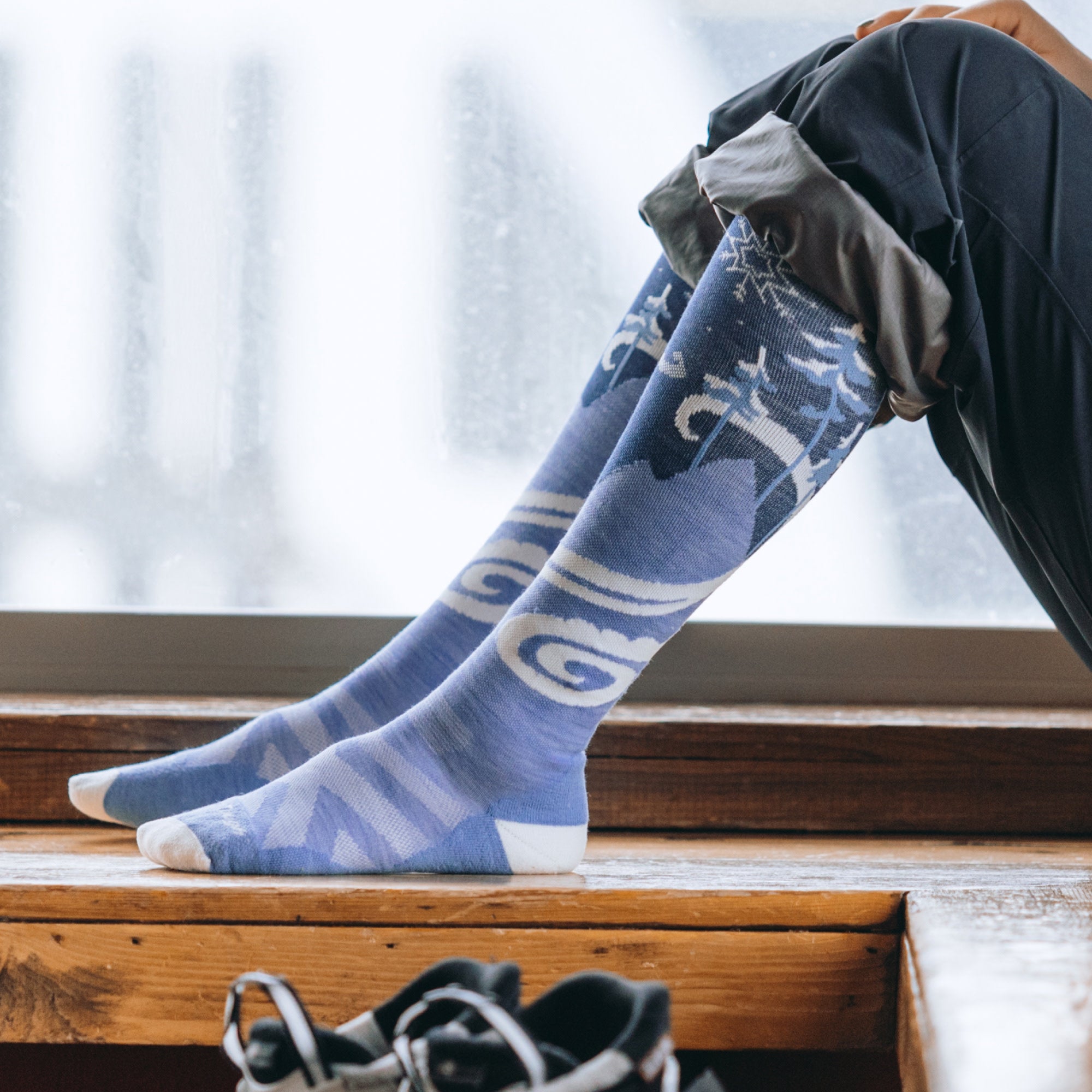 Darn Tough Socks Women's Swirlwind Over-the-Calf Lightweight Ski & Snowboard Socks - Image 4