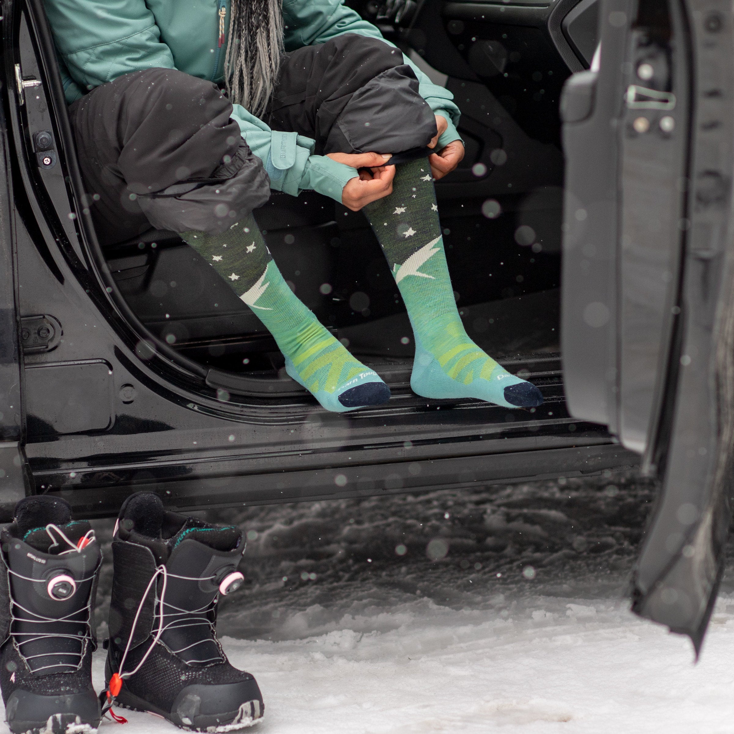 Darn Tough Socks Women's Aurora Over-the-Calf Lightweight Ski & Snowboard Socks - Image 4