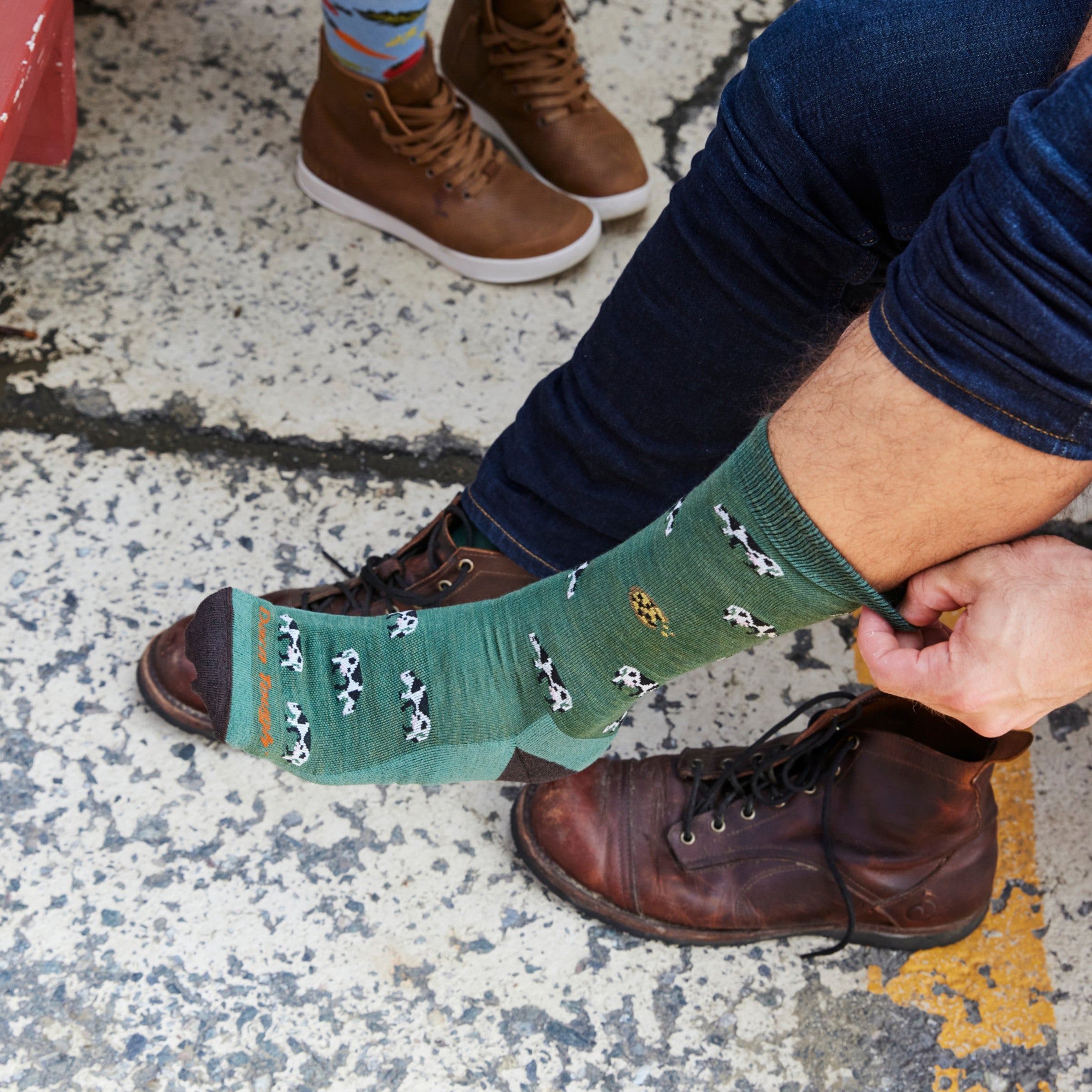 Darn Tough Socks Men's Dairy Air Crew Lightweight Lifestyle Socks - Image 2
