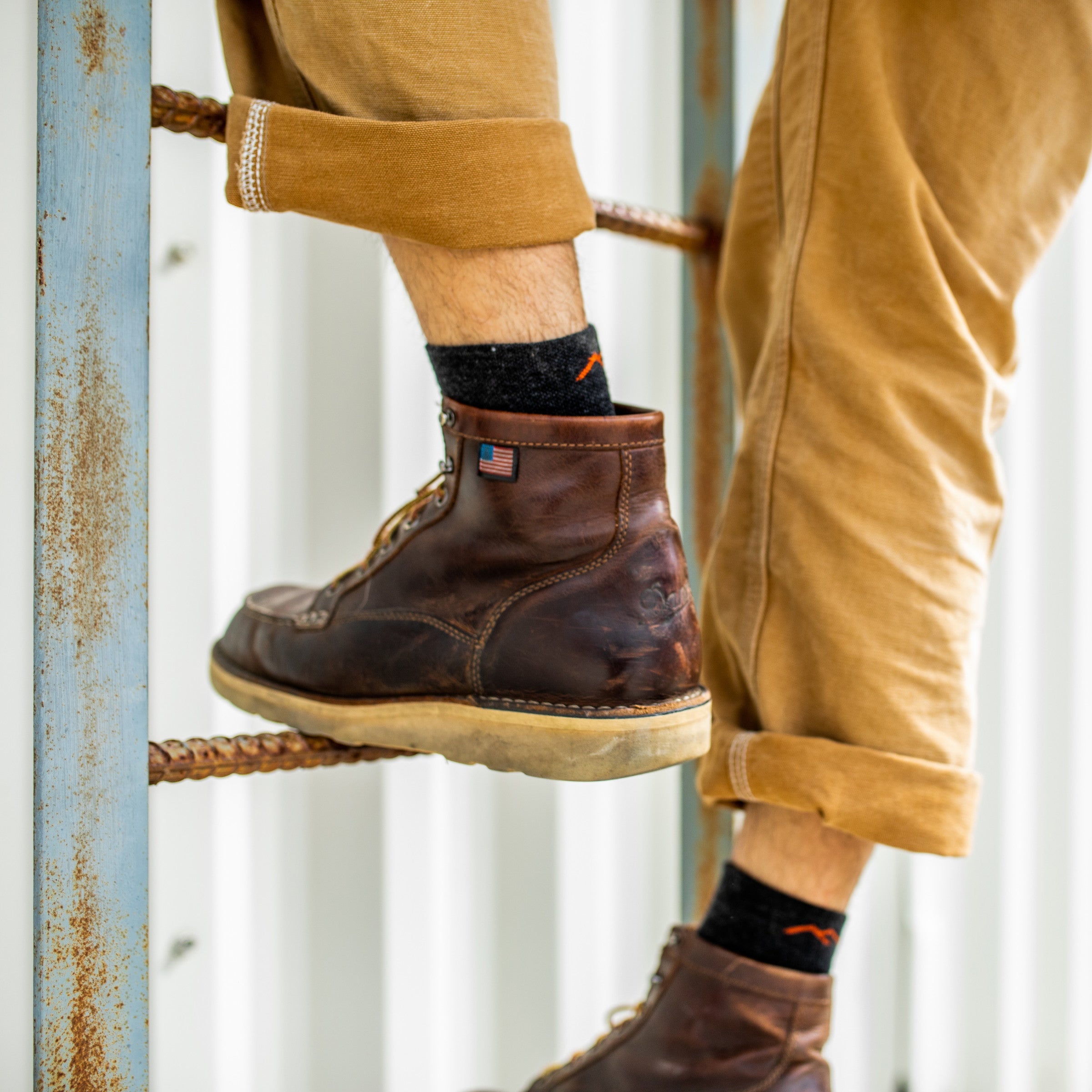 Darn Tough Socks Men's Steely Quarter Midweight Work Sock - Image 5